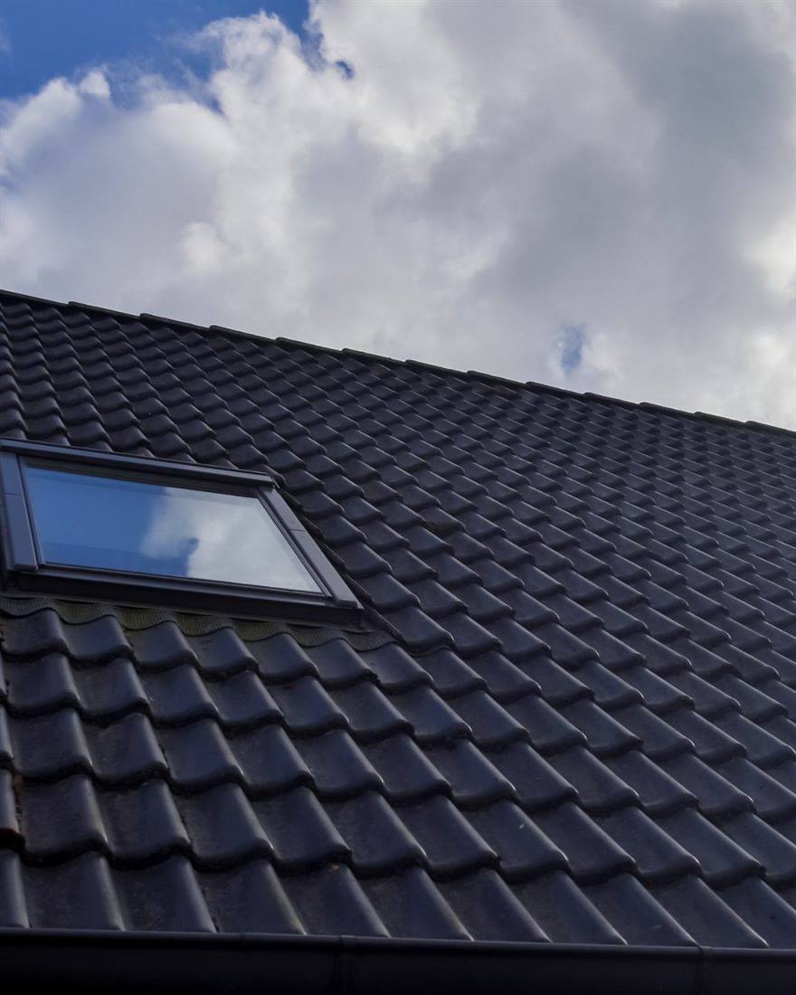 Fenêtre de toit Velux apportant de la lumière dans des combles aménagés