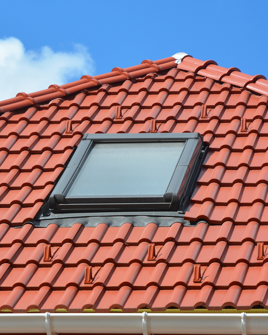 Pose de fenêtre de toit Velux
