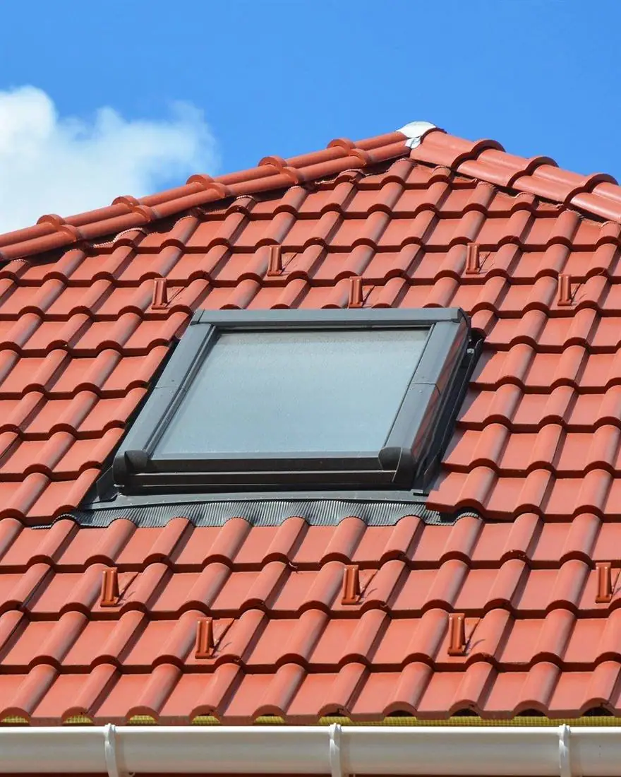 Pose de fenêtre de toit Velux