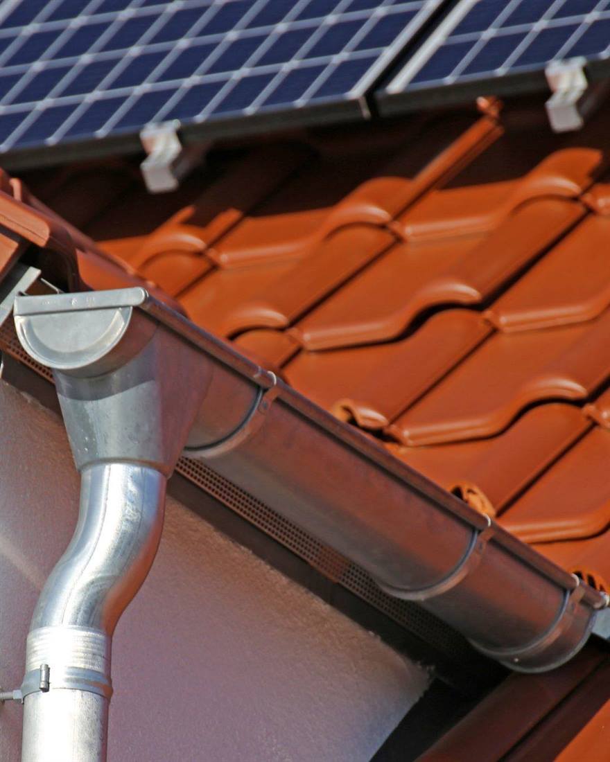 Zinguerie - gouttière en zinc sur toiture tuiles